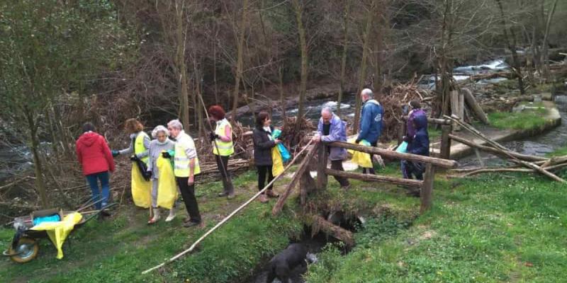 Imagen de voluntarios limpiando un río/La Vanguardia Ríos, embalses y pantanos dirán adiós a la basuraleza