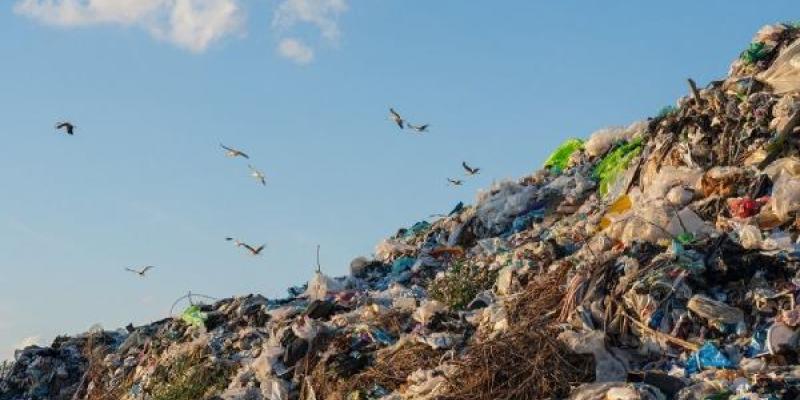 Montaña de basura en un vertedero | Foto de 123RF/smykprod Montaña de basura en un vertedero
