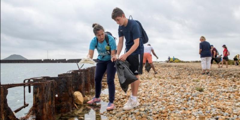 Voluntarios recogiendo basuraleza de ecosistemas acuáticos