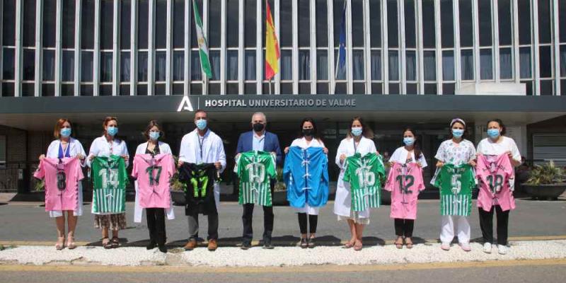Secciones Real Betis Balompie (Real Betis Balompie ) El Hospital Universitario de Balme recibe las batas del Betis