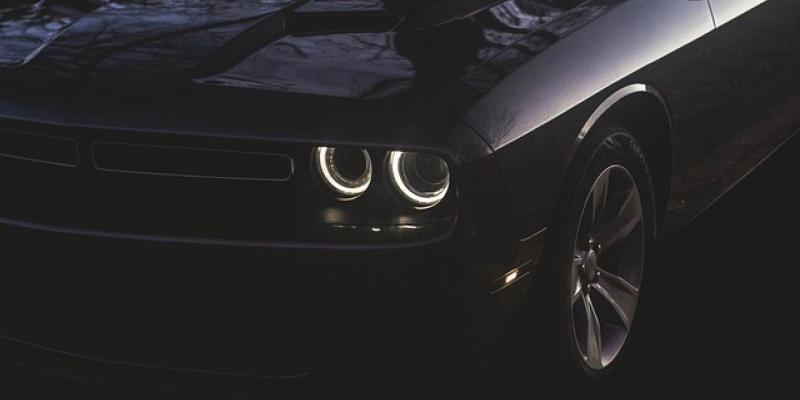 Coche eléctrico / Pixabay Faros de un coche