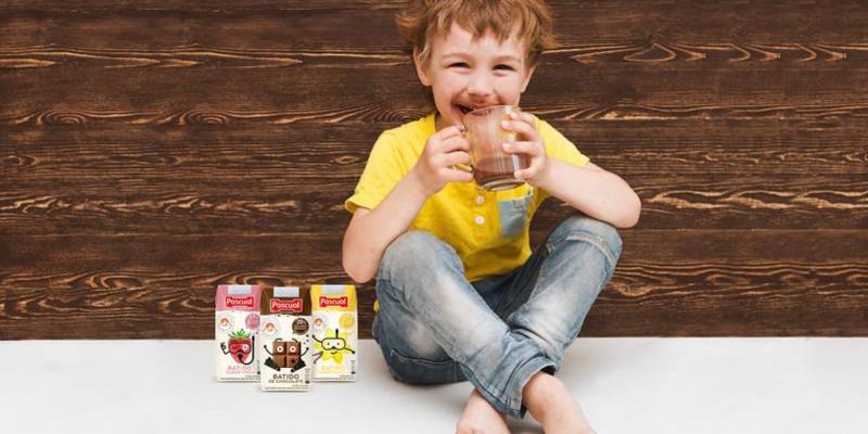 Nuevos batidos de Pascual Niño tomando un batido de Pascual / Pascual