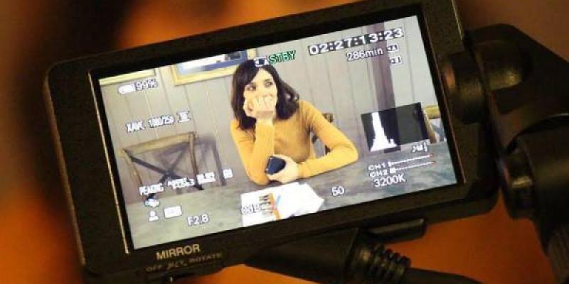 Beatriz Clemente Beatriz Clemente en un montaje donde su cara está en segundo plano y en primero, está la pantalla de su cámara donde la podemos ver