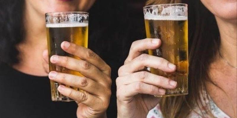 Imagen de dos chicas bebiendo cerveza/infoLibre La OMS respalda un etiquetado para las bebidas alcohólicas