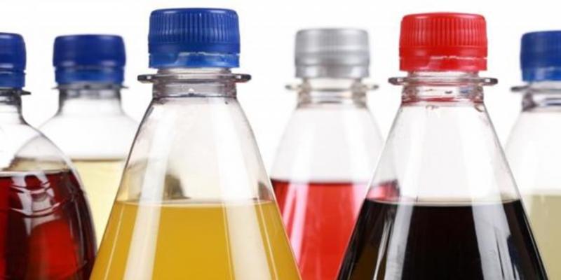 Un aumento de 100 ml por día en el consumo de bebidas azucaradas (incluidos los zumos de fruta 100%) se asoció con un incremento del 18% en el riesgo de cáncer en general
bebidas azucaradas