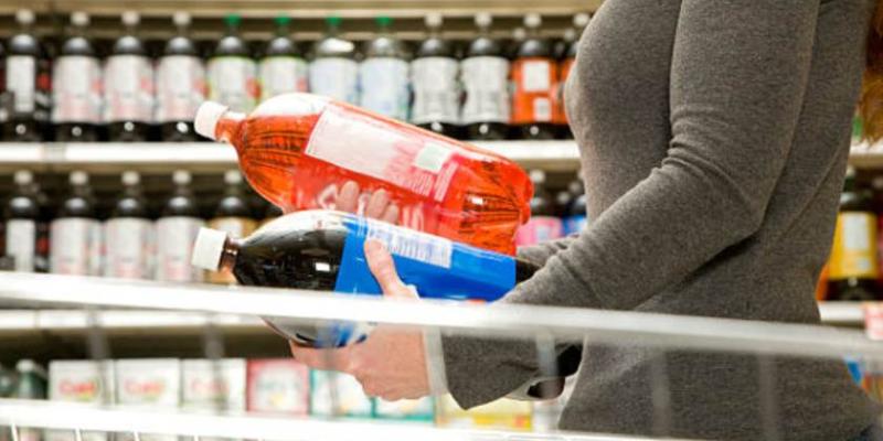 Las bebidas azucaradas contienen plastificantes - iStock Las bebidas azucaradas y sus riesgos