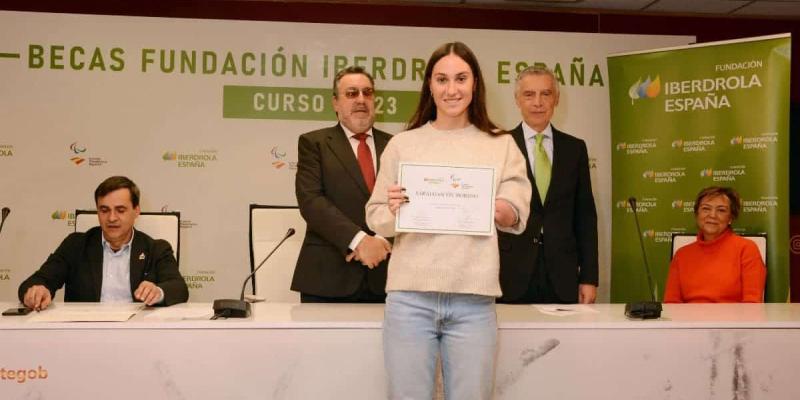 Imagen de una alumna con una beca/Tododisca Becas de 5.000 euros para estudiantes universitarios con discapacidad