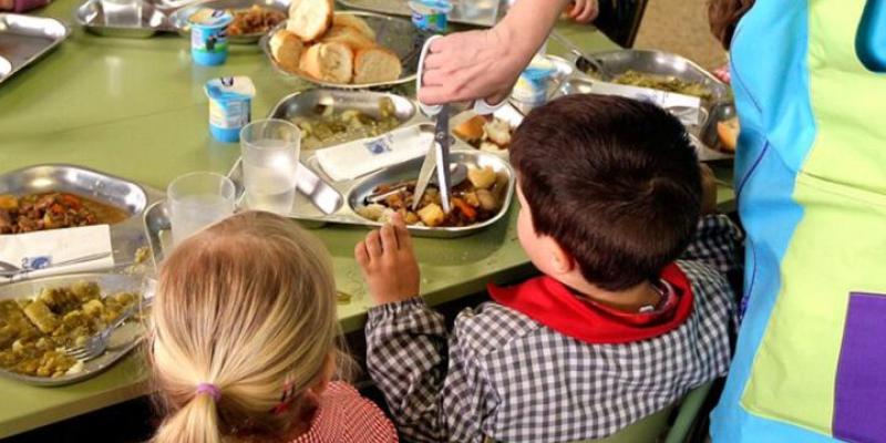 Imagen de unos niños en un comedor escolar/Diario AS Así disminuyen las becas comedor en España