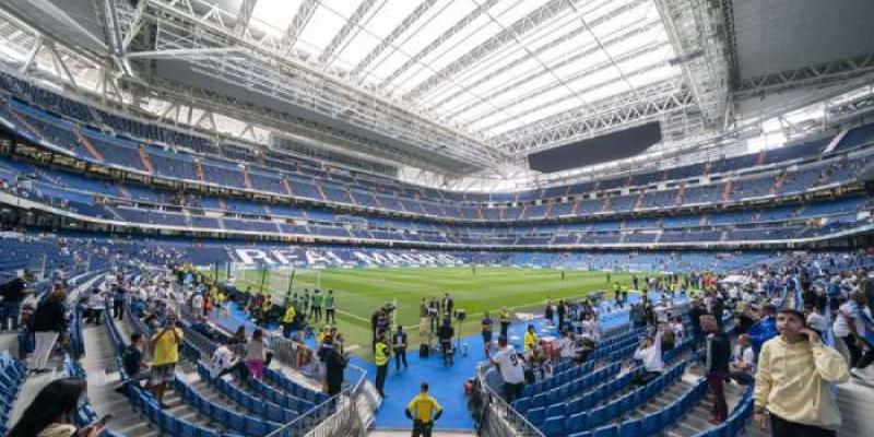 LALIGA - | Foto de LALIGA Prolegómenos de un partido de fútbol en el Santiago Bernabéu