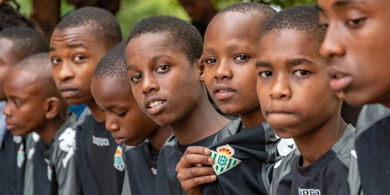 Niños en Tanzania con la camiseta del Betis