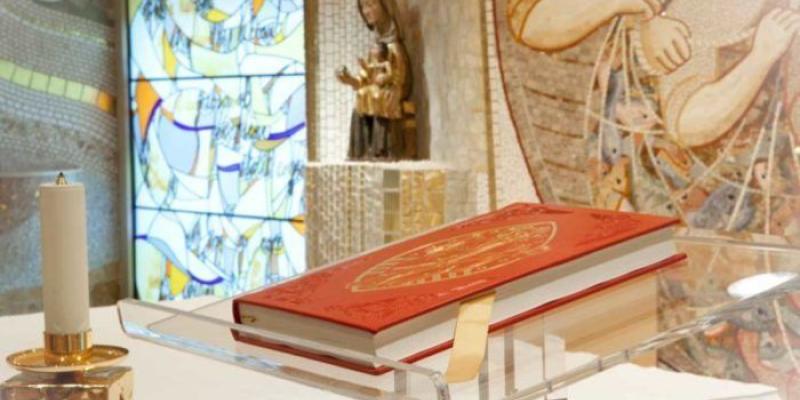 lectura fácil de la Biblia | Foto de la CEE Leccionario en un atril preparado para una misa¡