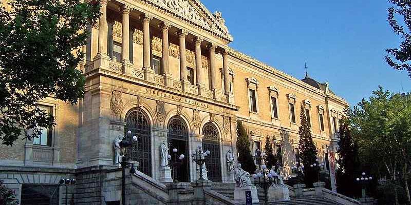 BNE Mujer Fachada de la Biblioteca Nacional de España