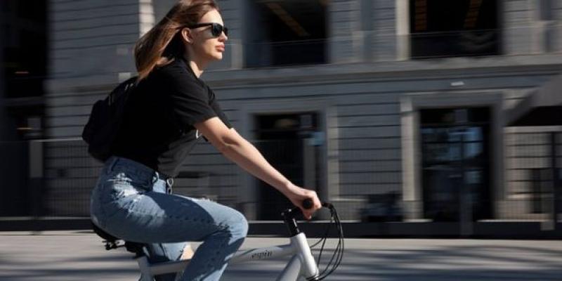 Bicicleta eléctrica / Pixabay Chica en bicicleta eléctrica por la ciudad