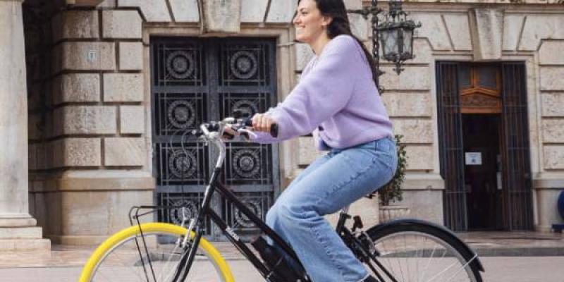 Los jóvenes usan las bicicletas para recorre la ciudad