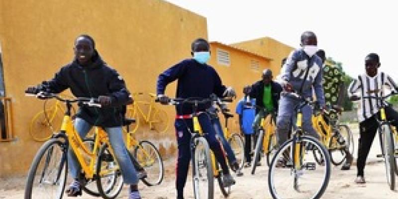 Imagen de niños con bicicletas/Maillot Magazine Una iniciativa solidaria con bicicletas