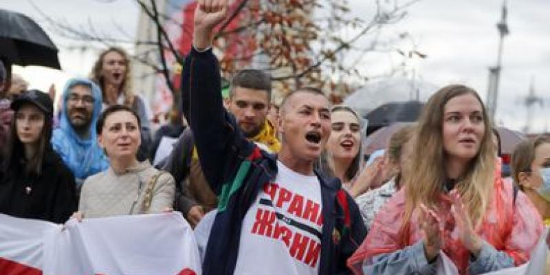 Los principales sindicatos rusos apoyan a los huelguistas de Bielorrusia Jóvenes manifestándose en Bielorrusia / EL PAÍS