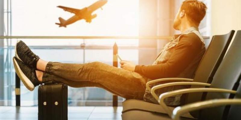 Un pasajero esperando la salida de su avión./ Pixabay Un pasajero esperando la salida de su avión.