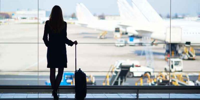 Imagen de una mujer en el aeropuerto/BizAaway El turismo de negocios también puede ser sostenible