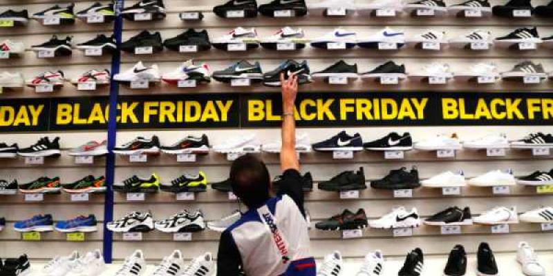 Un empleado prepara los productos en oferta para la campaña del Black Friday