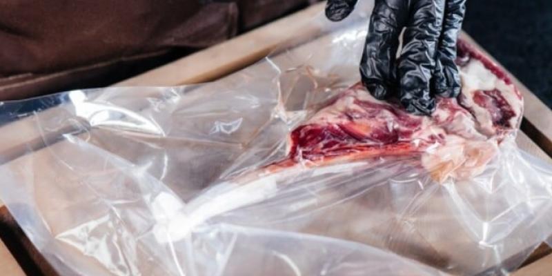 Imagen de una bolsa de vacío con carne La importancia de las bolsas de alimentación