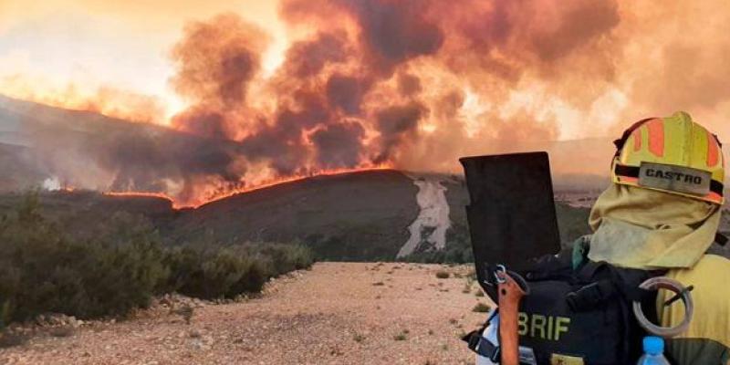 Imagen de archivo del incendio en el campo de tiro de El Teleno este verano en León / León Noticias Bombero sofocando un incendio