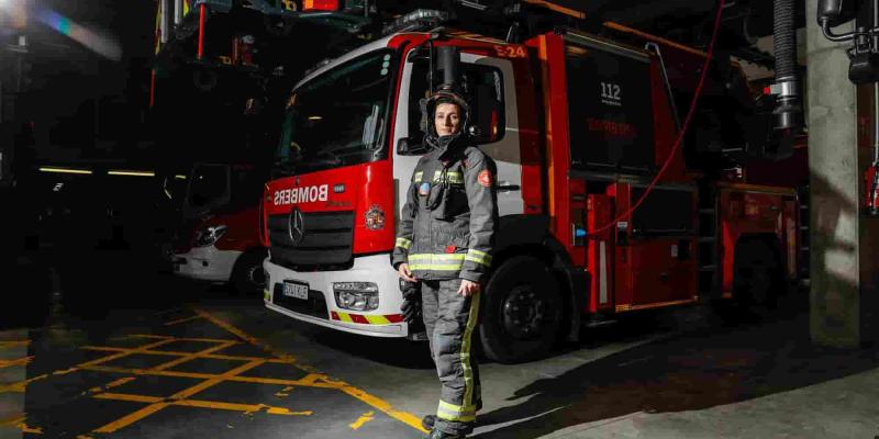 Imagen de una bombera/El Periódico La presencia femenina en el sector de los bomberos es cada vez mayor
