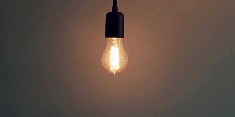 Casi dos millones y medio de familias españolas tienen dificultad para pagar la factura de la luz Bombilla/Pixabay