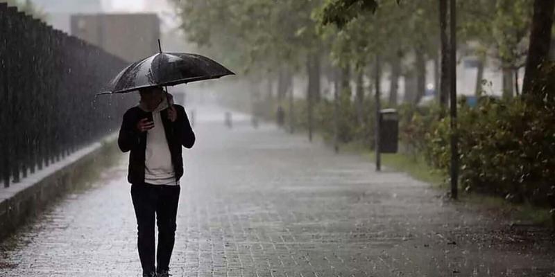 Imagen de un chico paseando bajo la lluvia/MARCA ¿Cuándo llega la borrasca Armand a España?