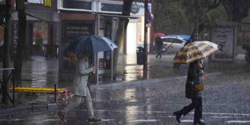 Imagen de dos personas andando bajo la lluvia/Vozpópuli La borrasca Efraín alerta a casi todas las comunidades de España