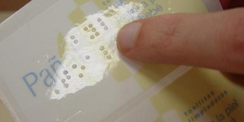 Una invidente lleva 62.000 firmas para pedir alimentos etiquetados en braille.