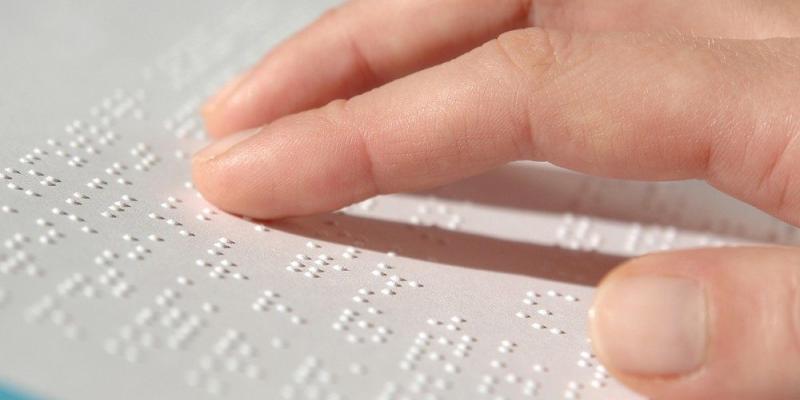 Imagen de una persona leyendo en braille/Vatican News Día Mundial del Braille