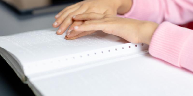 Imagen de una niña leyendo en braille/Envatoelements Braille para una educación inclusiva