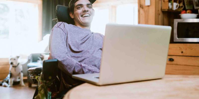 La brecha digital excluye a las personas con discapacidad. La brecha digital se ceba con las personas con discapacidad.