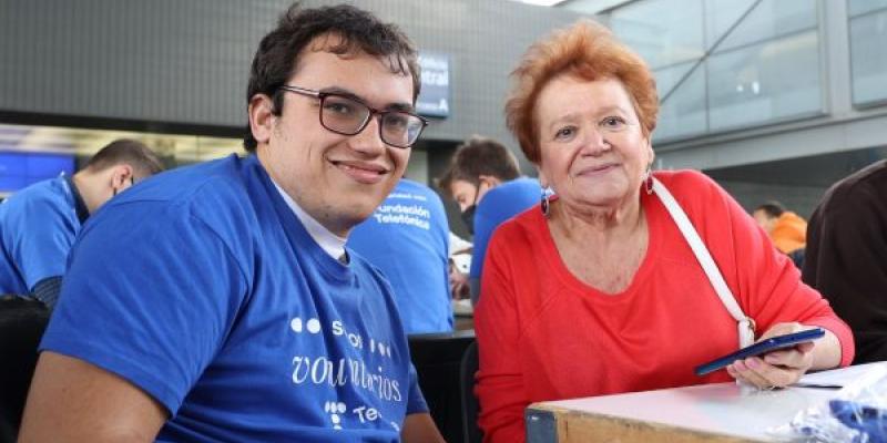 Daniel Luque, voluntario que ayuda a María Valverde a reducir la brecha digital