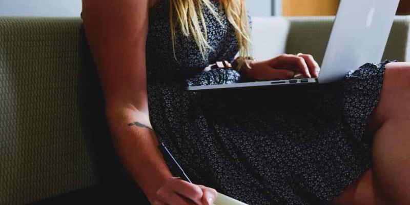 Imagen de una mujer emprendedora/El Mundo Financiero España logra una reducción en la brecha de género
