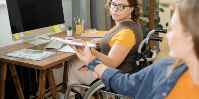 Mujer con discapacidad trabajando en su oficina