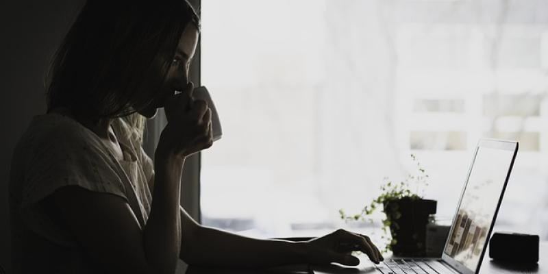 Brecha salarial, mujer trabajadora / Pixabay Mujer trabajando con su portátil