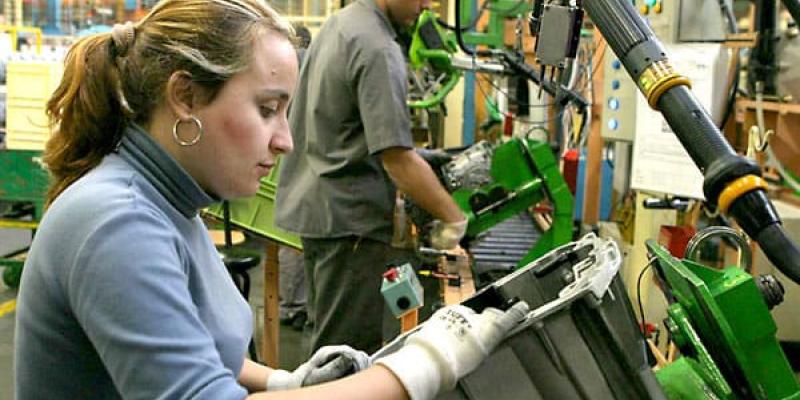 Imagen de una mujer y un hombre trabajando/UGT #YoTrabajoGratis