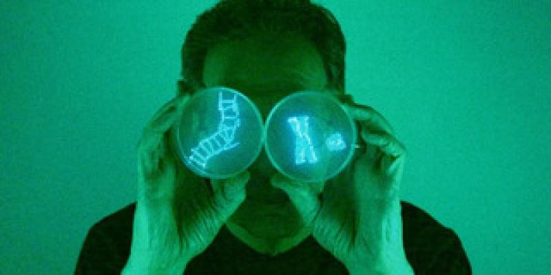 Imagen de una persona con luces/Ecoosfera Brillo, oscuridad y salud