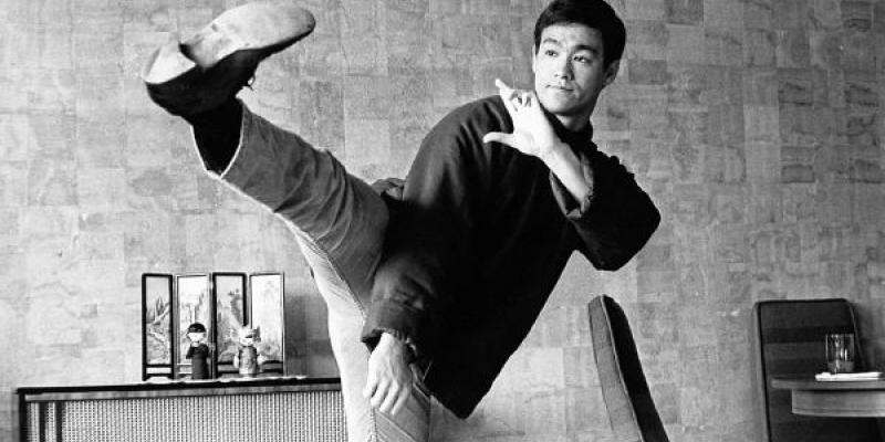 Bruce Lee, en el rodaje de 'The green hornet' (1966). // DORISNIEH /ZUMA Bruce Lee, en el rodaje de 'The green hornet'