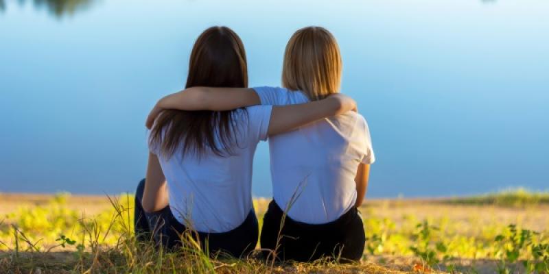 Amistades / Archivo PrensaLink Dos amigas abrazándose
