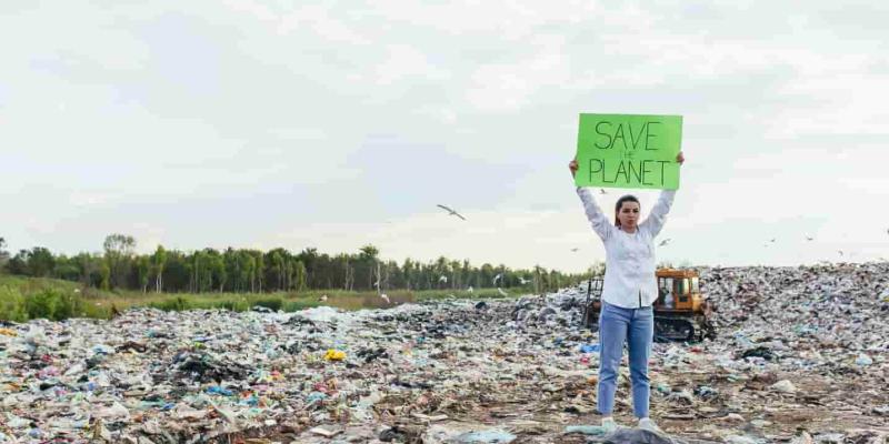 Imagen de una manifestante/Envatoelements Bulos y desinformación sobre el medio ambiente