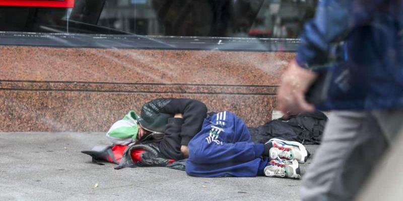 Imagen de una persona durmiendo en la calle/envatoelements Bustinduy lucha contra la pobreza
