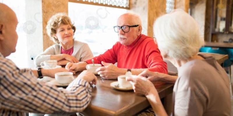 Socializar viene genial para cuidar de la salud mental y evitar la soledad no deseada Personas mayores cuidando de su salud mental socializando.