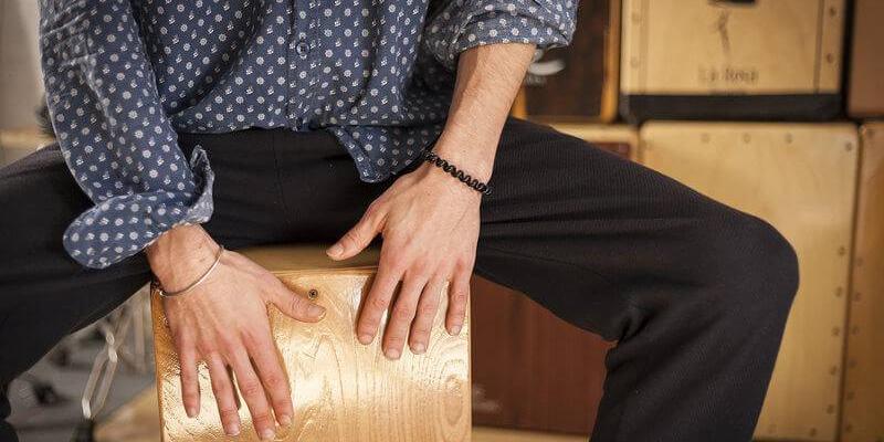 Señor tocando un cajón flamenco