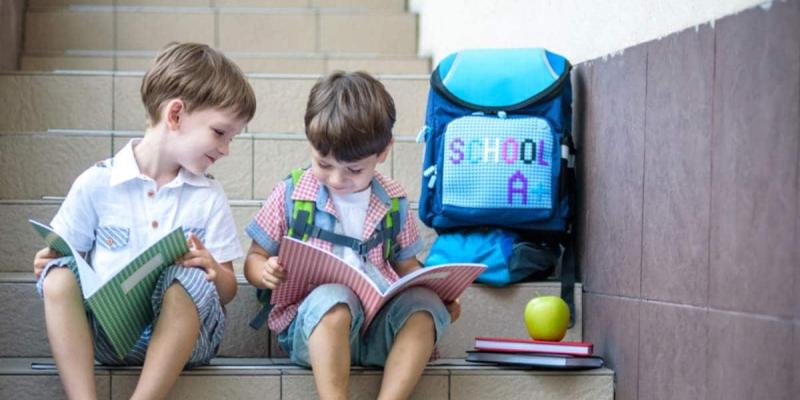 Imagen de dos niños en el colegio/El Economista El curso escolar 2022-2023 comenzará en la media del 7 de septiembre