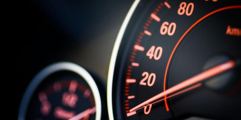 Cambia el límite de velocidad a 30km/h Limitador de velocidad en un coche