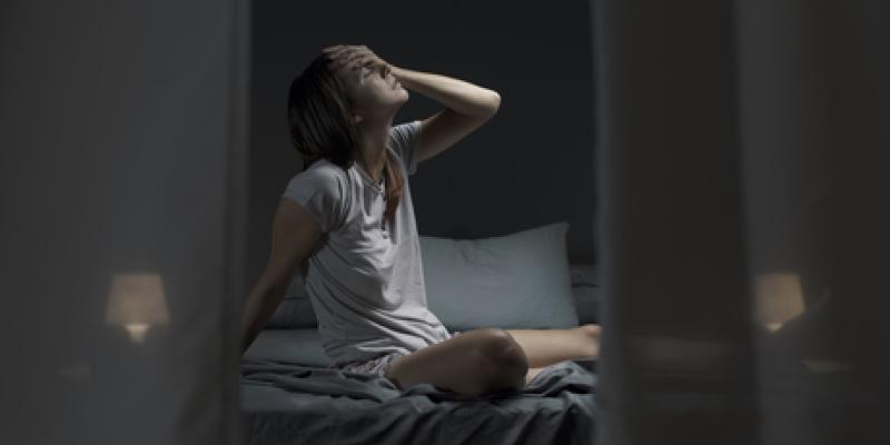Imagen de una chica con insomnio/envatoelements Por qué no dormimos con el calor