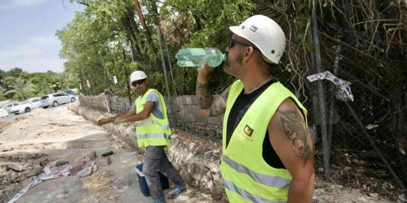 Imagen de dos trabajadores/La Opinión de Murcia Inspección sancionará a las empresas que no cumplan con la normativa relacionada con el calor