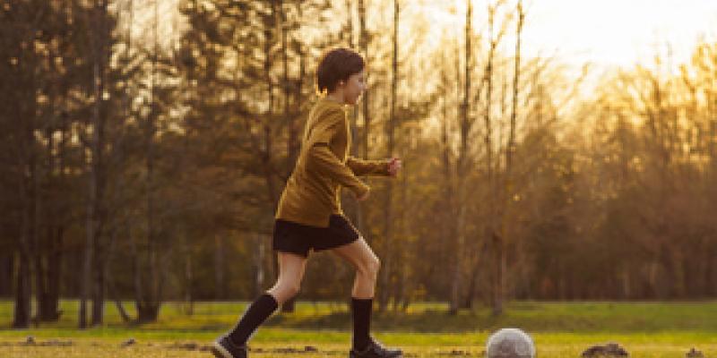 Imagen de un niño jugando al fútbol/envatoelements Cuidado con el ejercicio en la ola de calor
